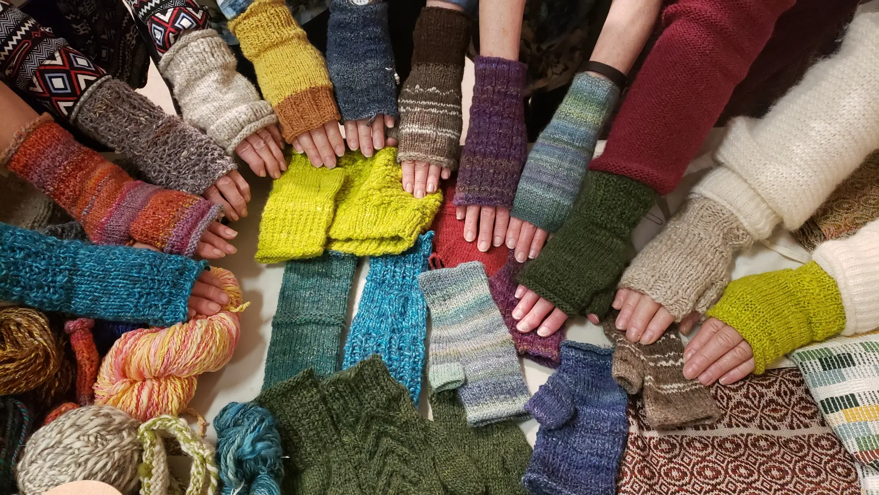 Knitted gloves