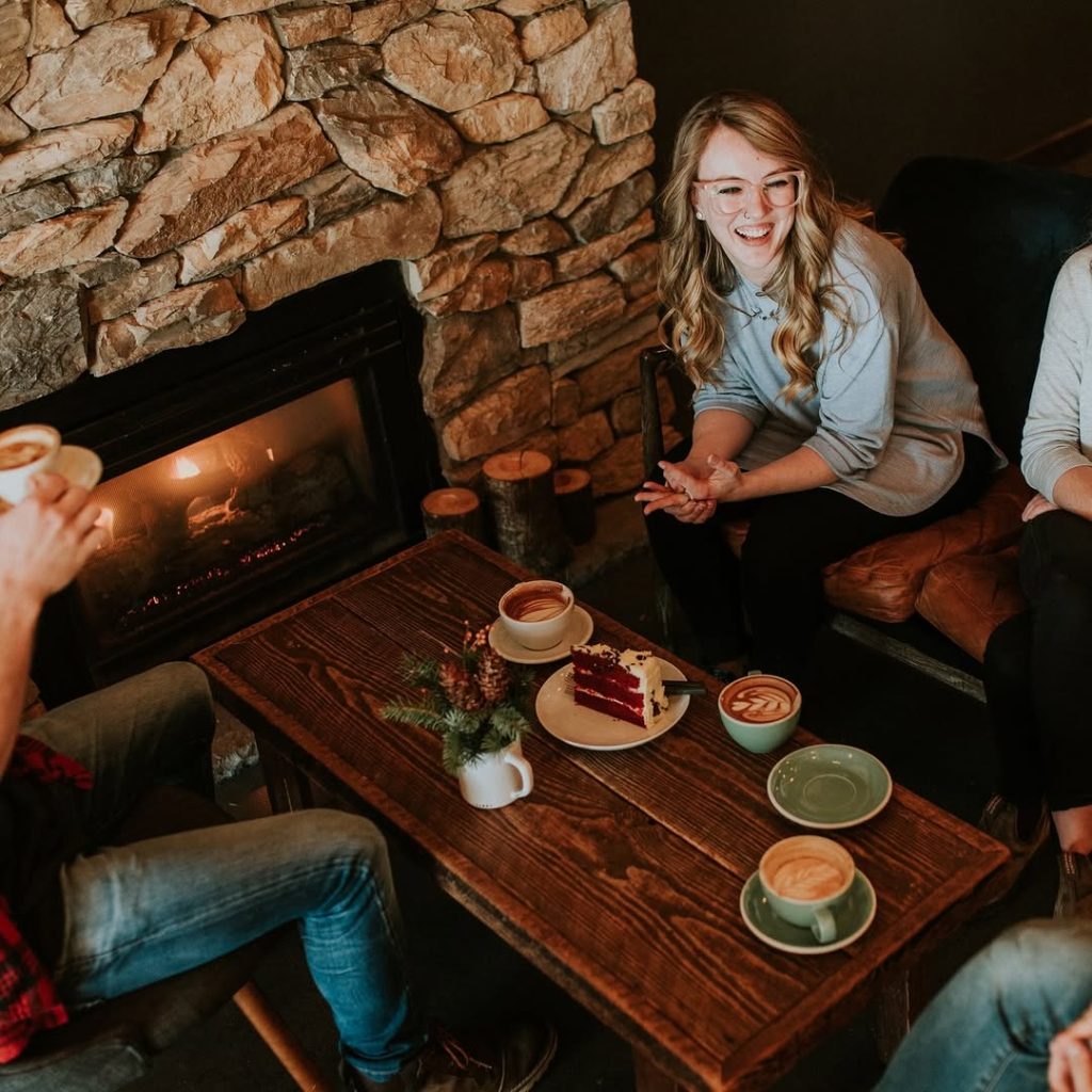 people at a cafe