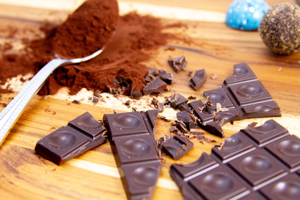 Chocolate bar and chocolate powder in a tabler