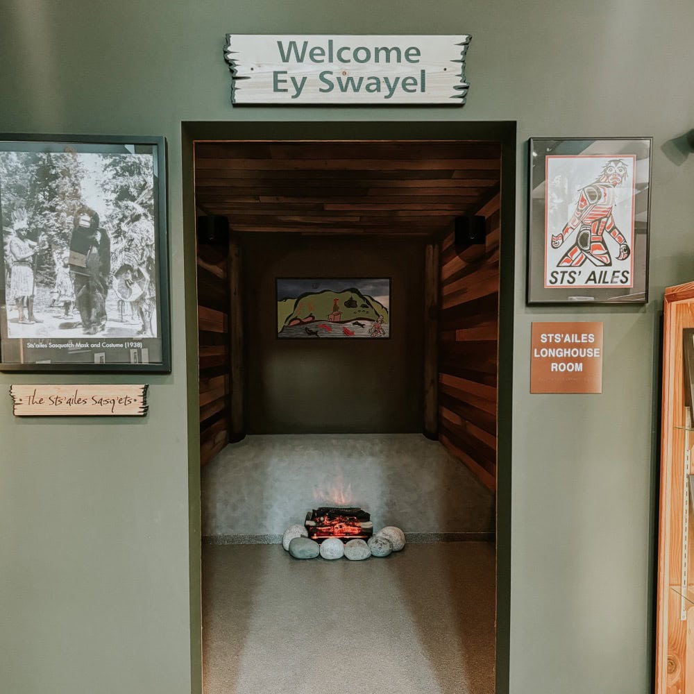 An entrance to a longhouse room