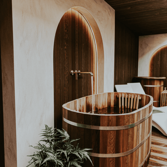 Outside wooden bath tub